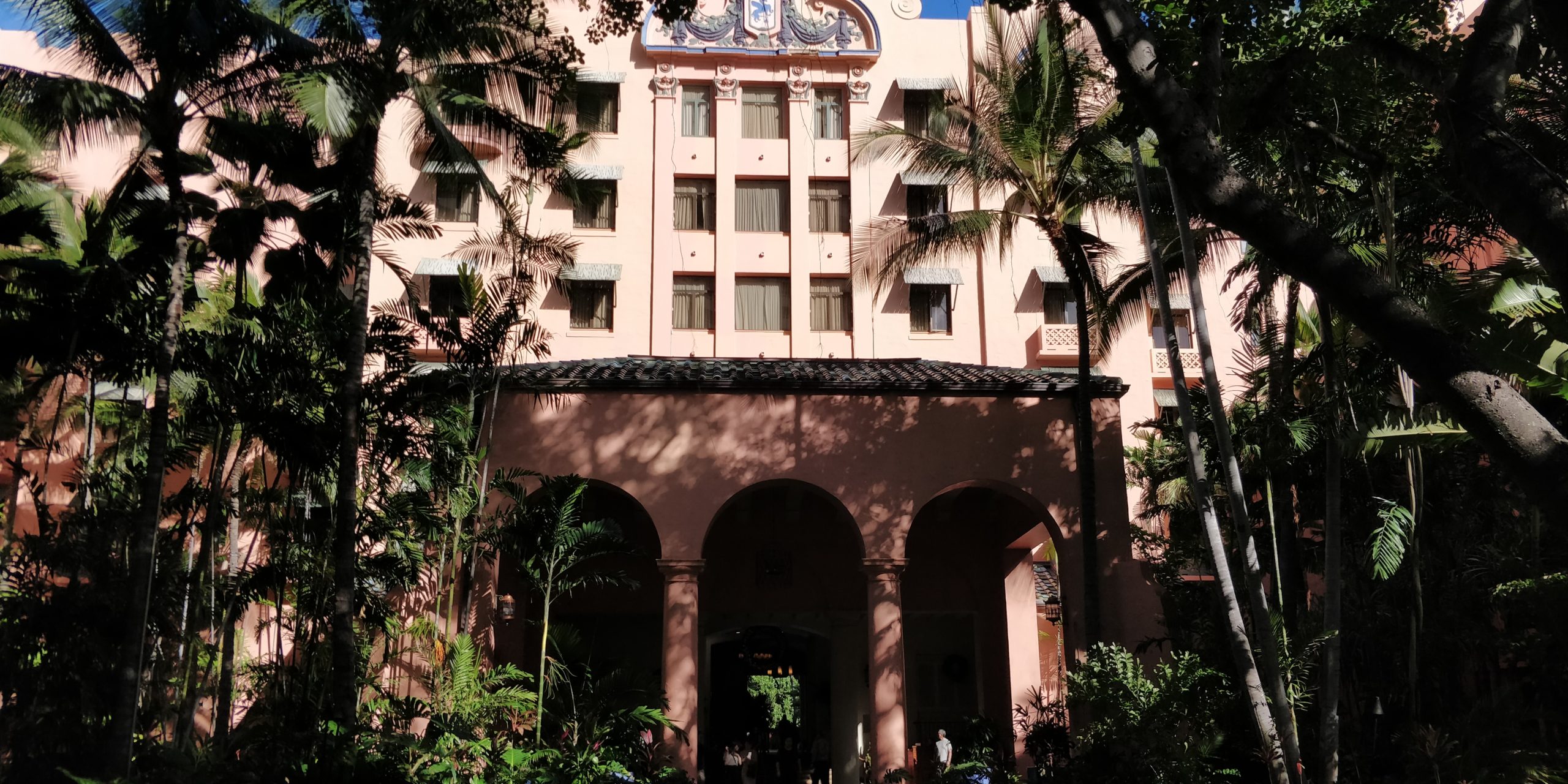 PICTURE FRONT ENTRANCE TO HOTEL