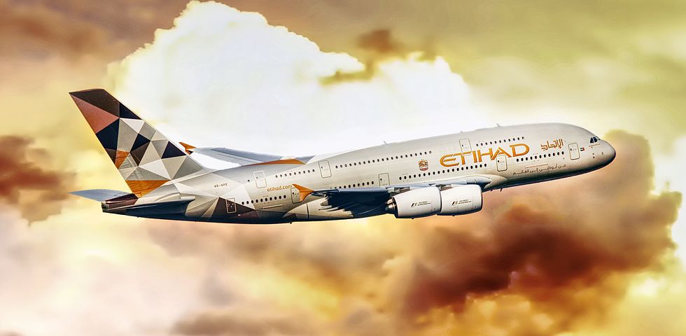 PICTURE OF ETIHAD AIR IN THE SKY
