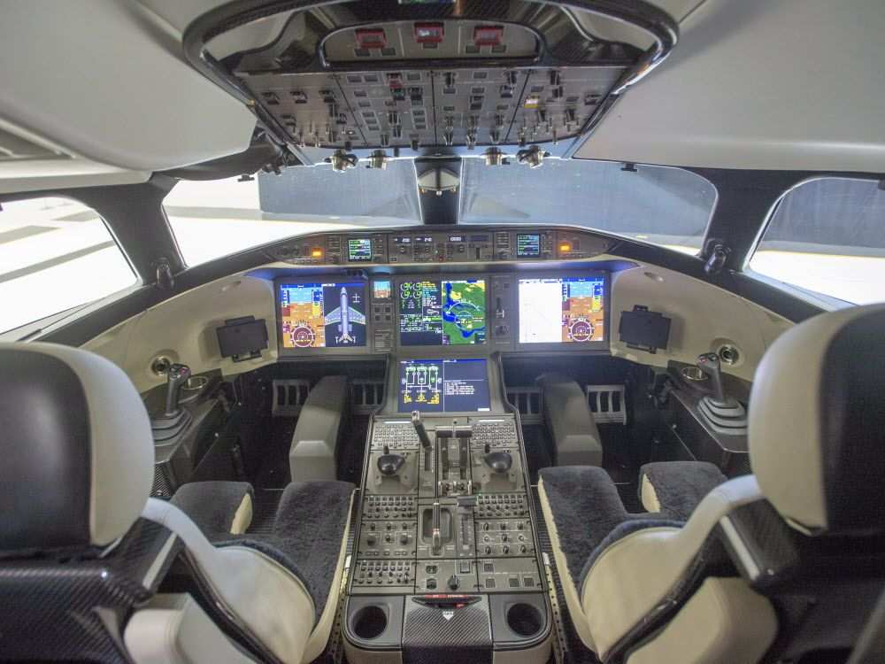 A PICTURE OF THE FLIGHT DECK OF GLOBAL 7500