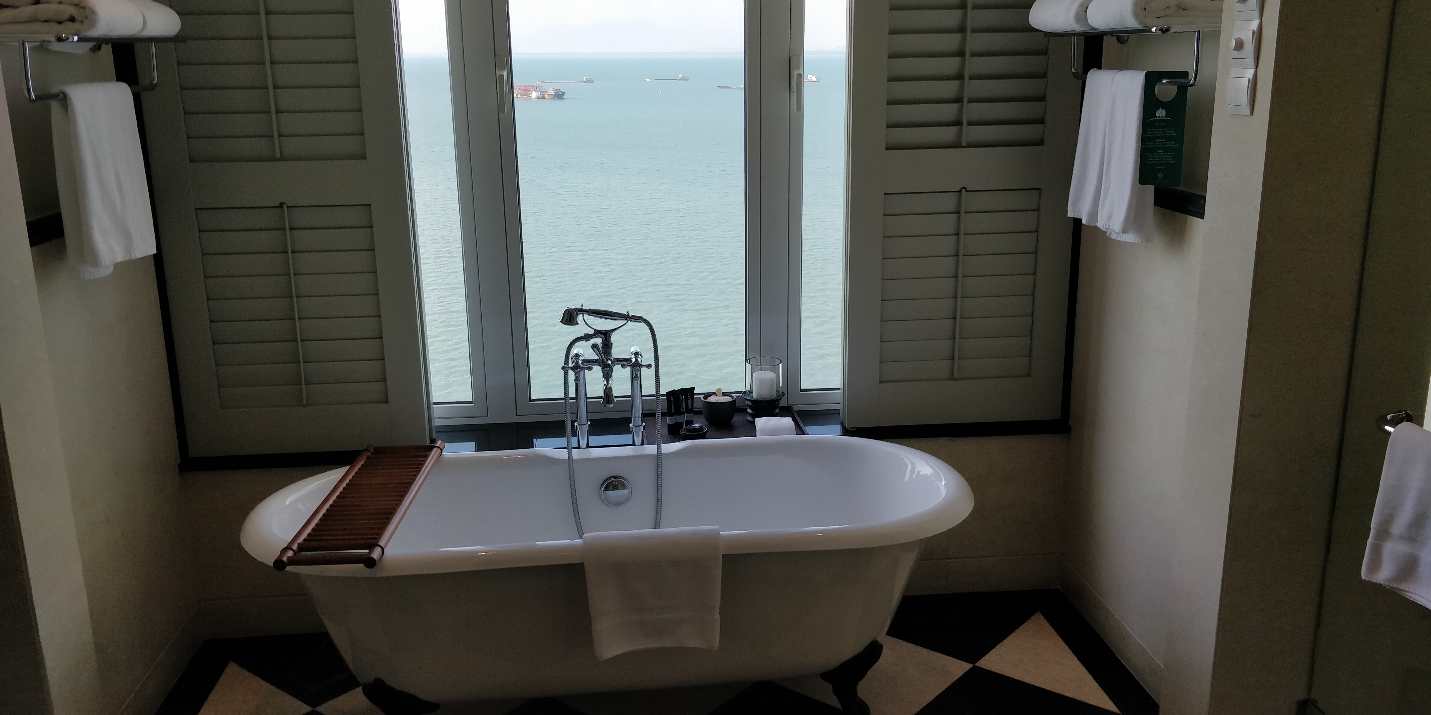 A PICTURE FO THE CLASSIC TUB WITH SEA VIEW