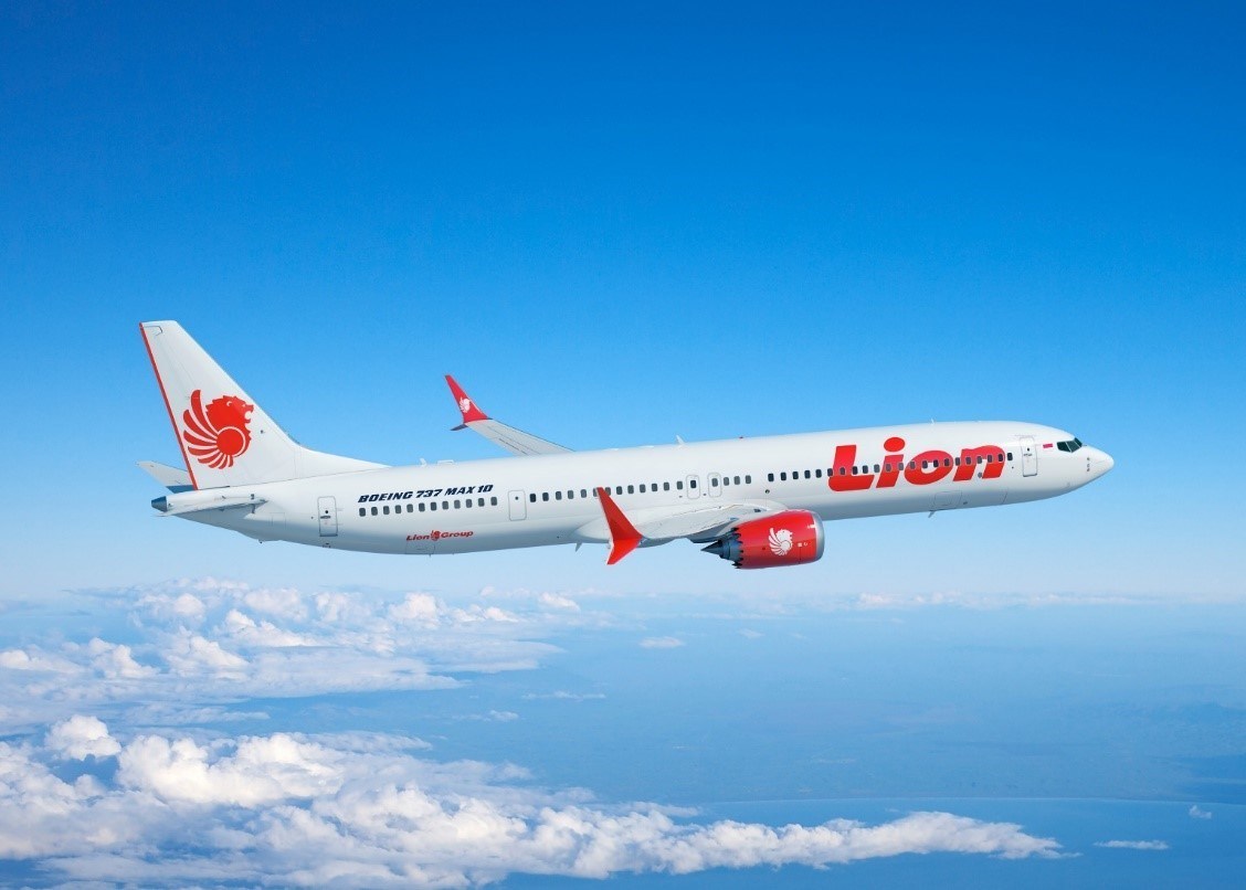 A PICTURE OF THE 737MAX IN LION AIR LIVERY FLYING IN BLUE SKY
