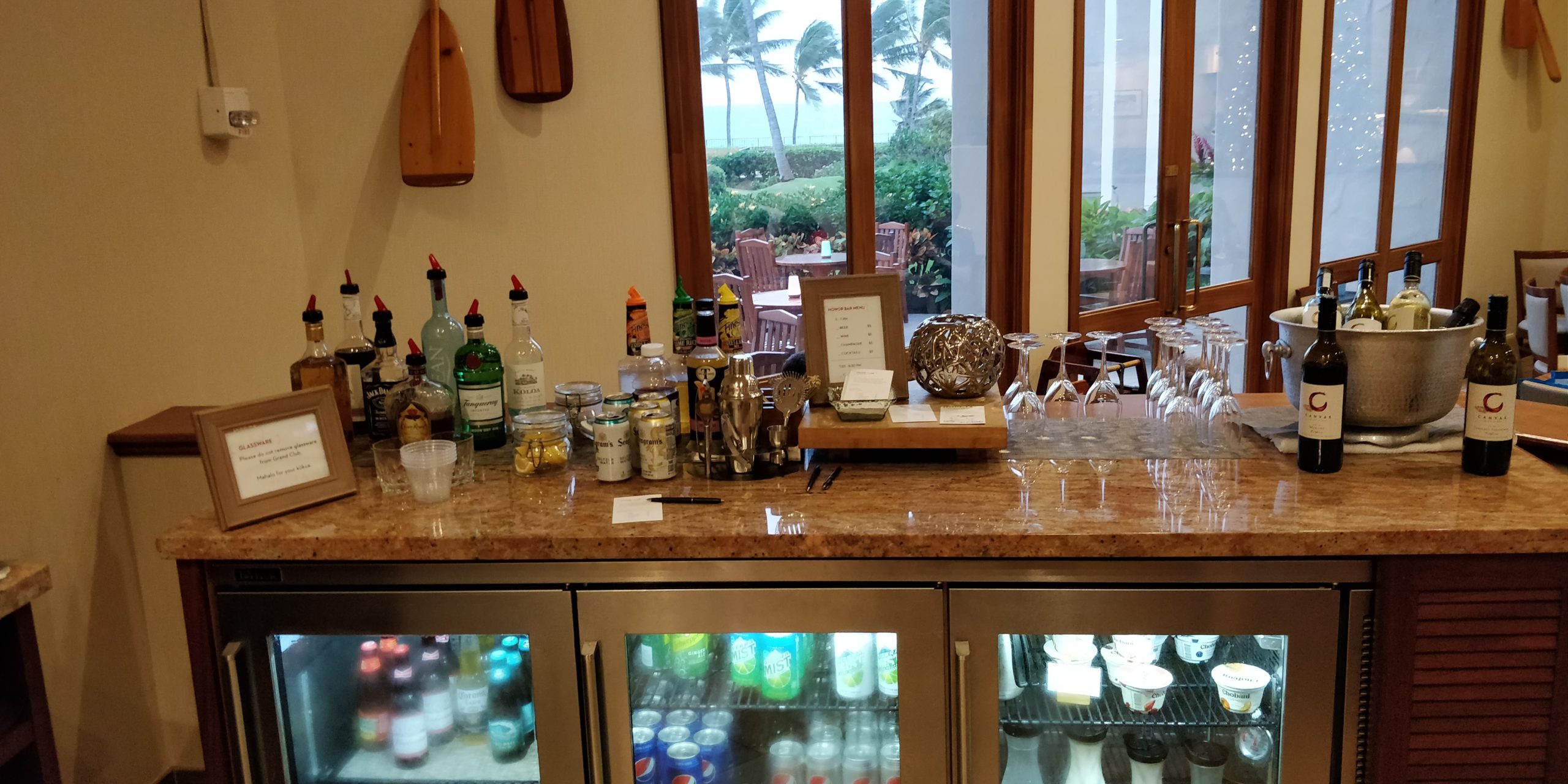 PICTURE OF CLUB LOUNGE CASH BAR