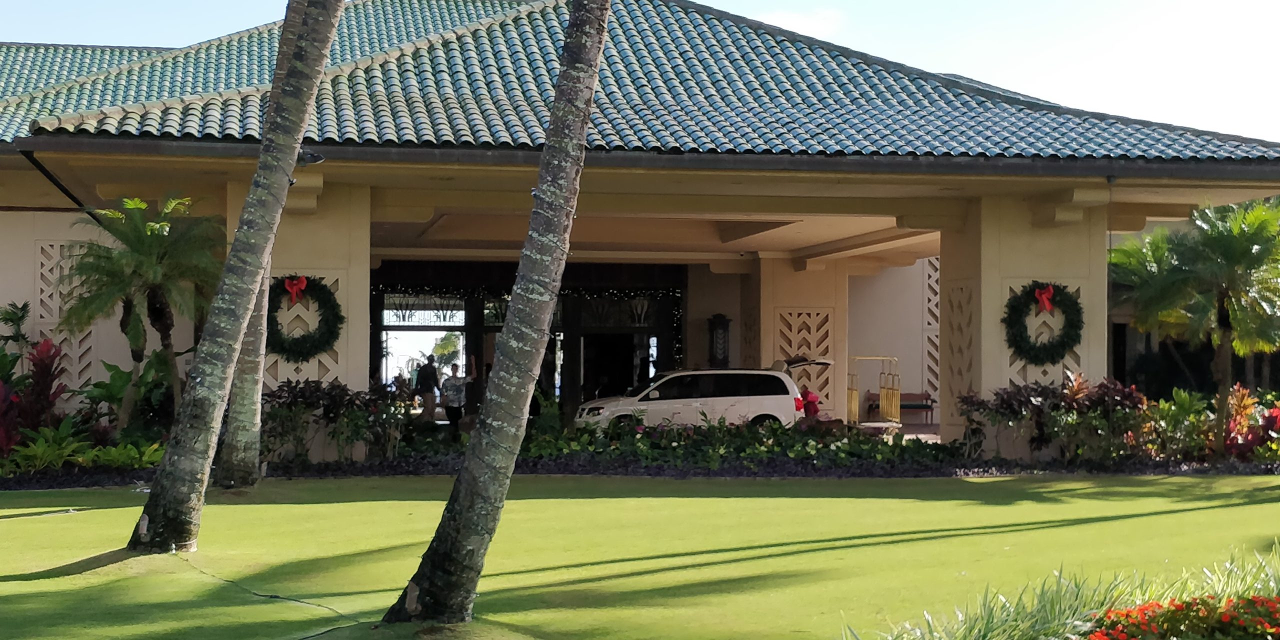 PICTURE OF THE ENTRANCE TO THE HOTEL