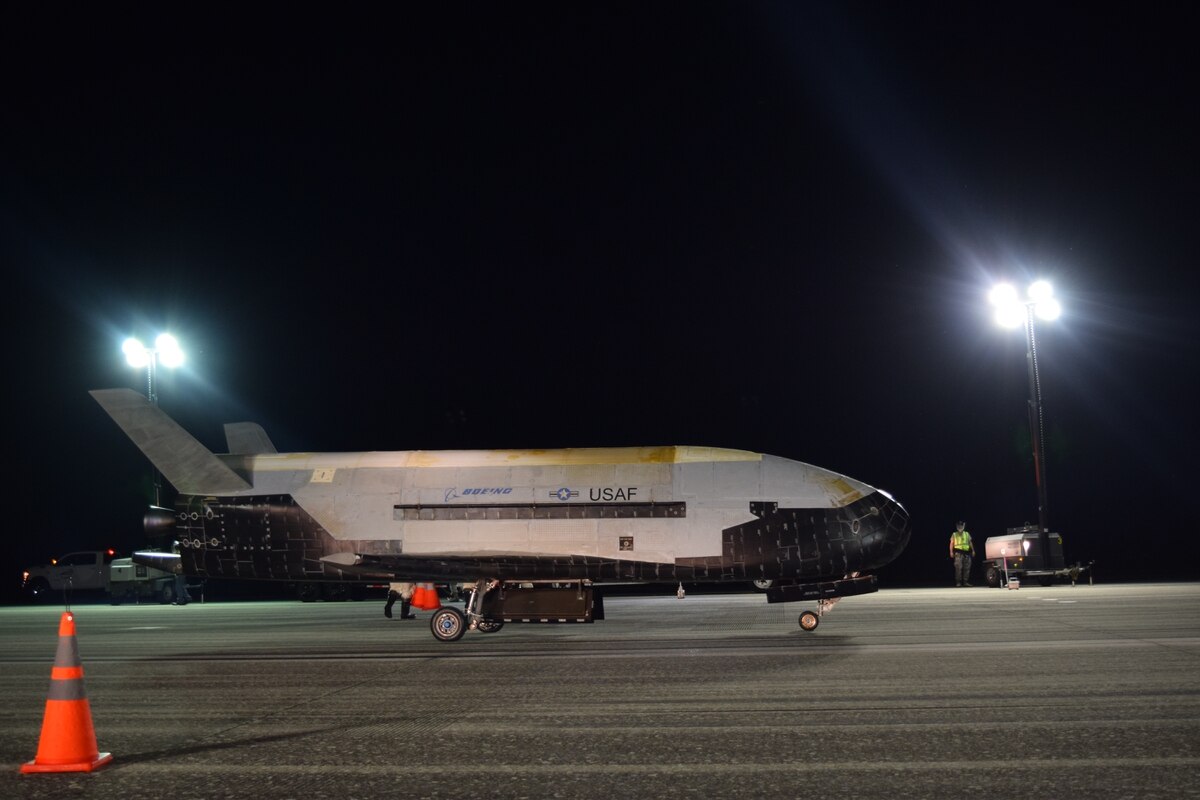 A PICTURE OF THE X37B SPACEPLANE AFTER LANDING
