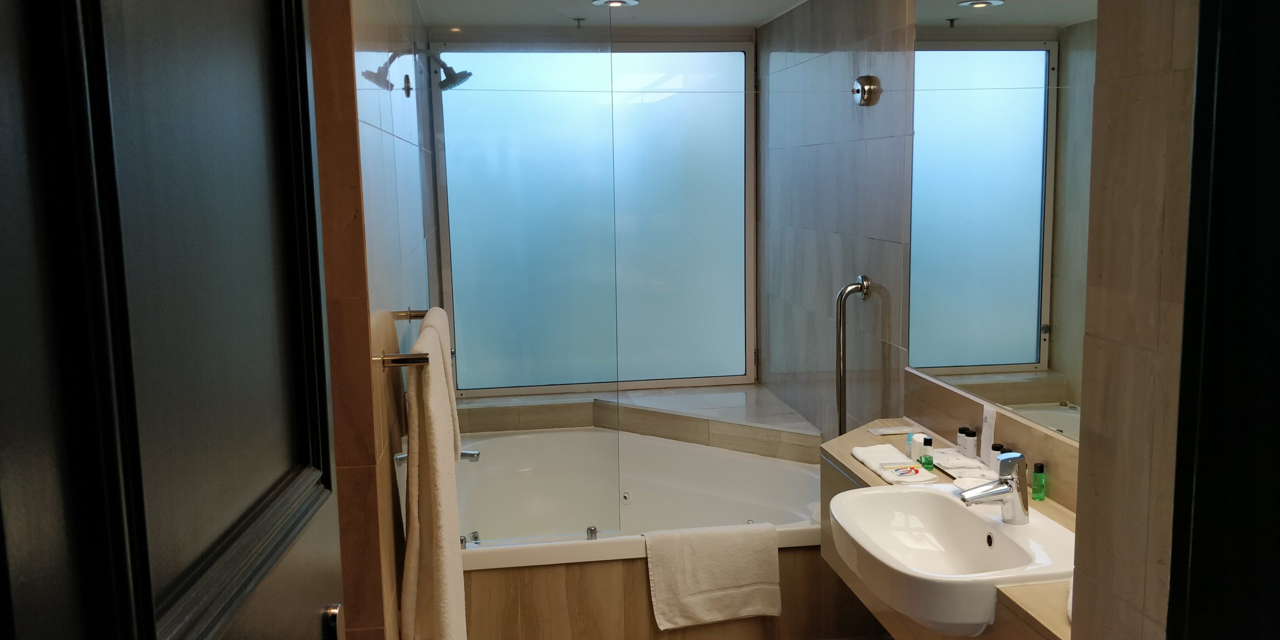 Review the Grand Mirage Resort PICTURE OF THE BATHROOM AND JACUZZI 
