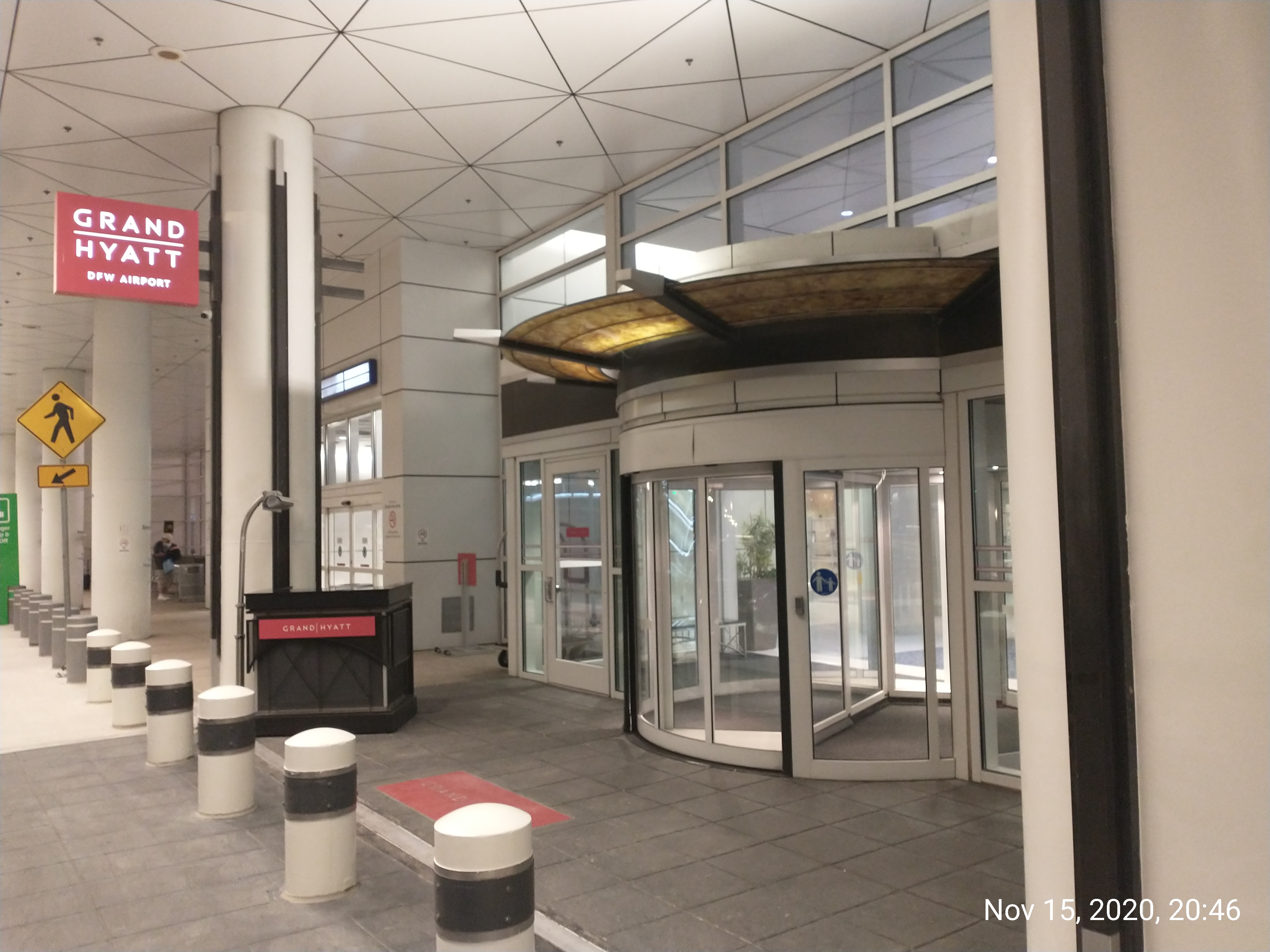 Picture of the terminal entrance to DFW's Grand Hyatt hotel.