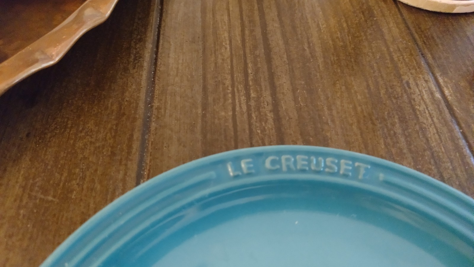 picture of the Le Creuset plates on the tables.