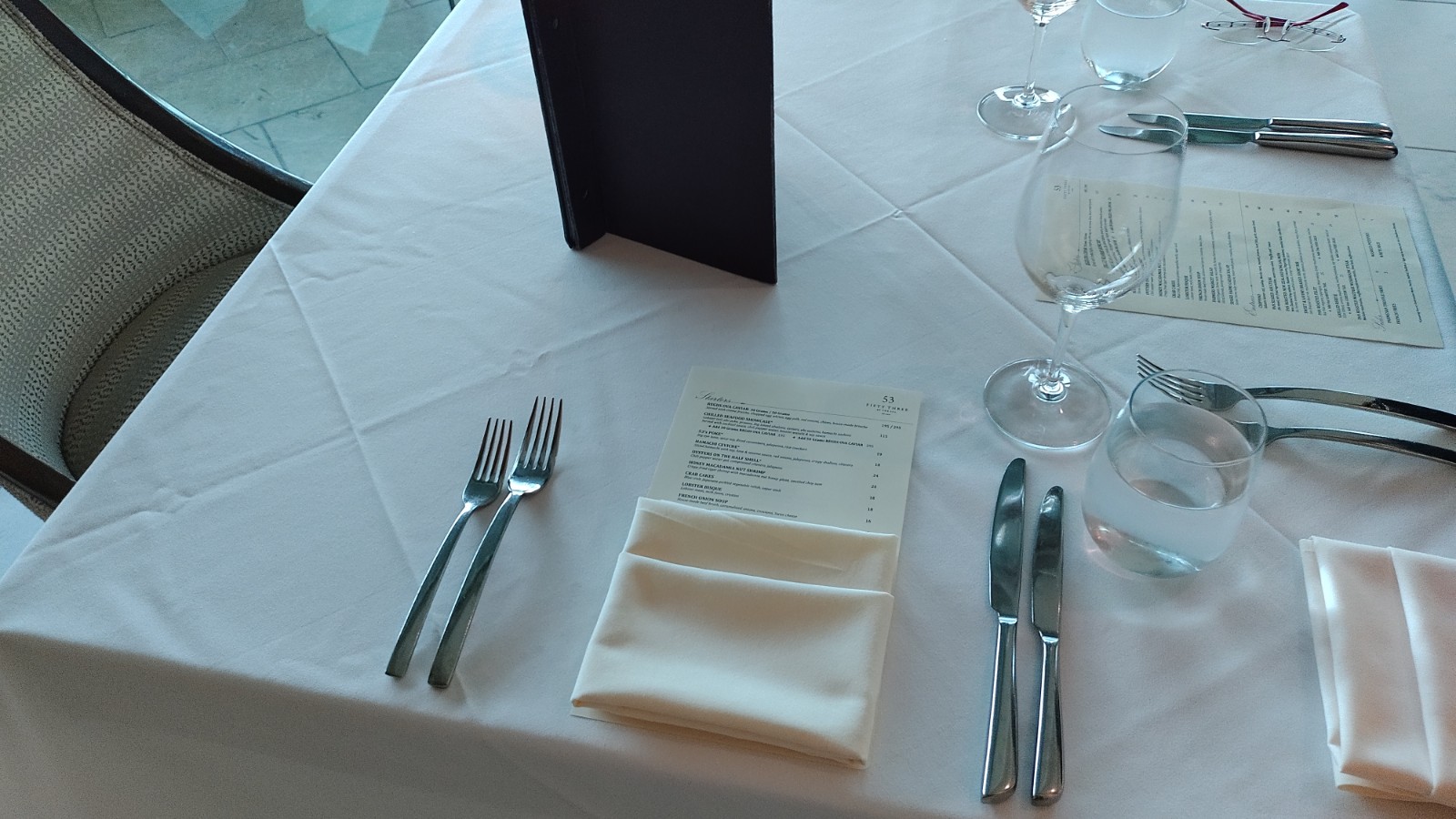 PICTURE OF OUR TABLE AND THE TABLEWARE PRESENTATION.