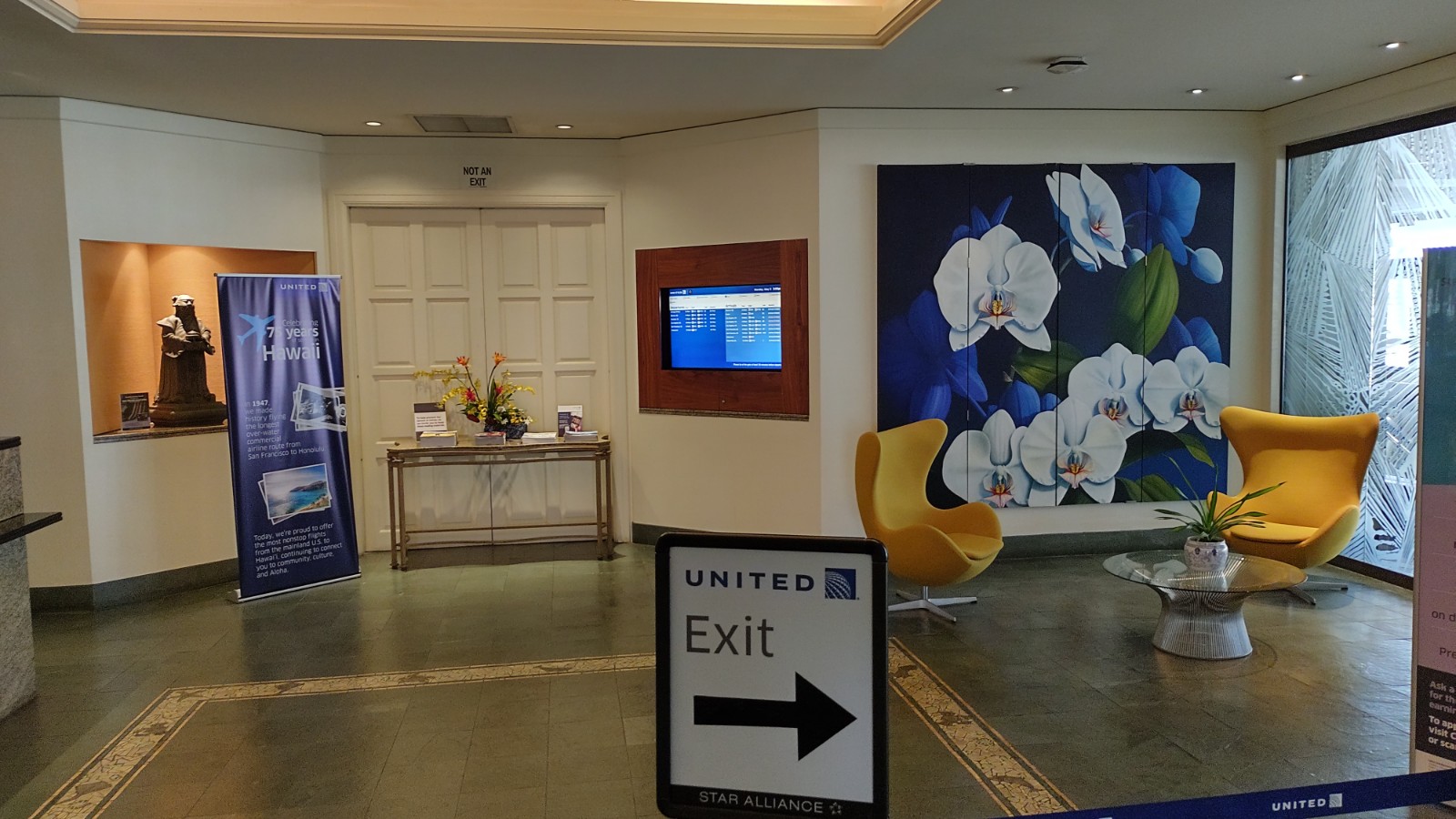 PICTURE OF THE ENTRANCE AT THE UNITED CLUB.