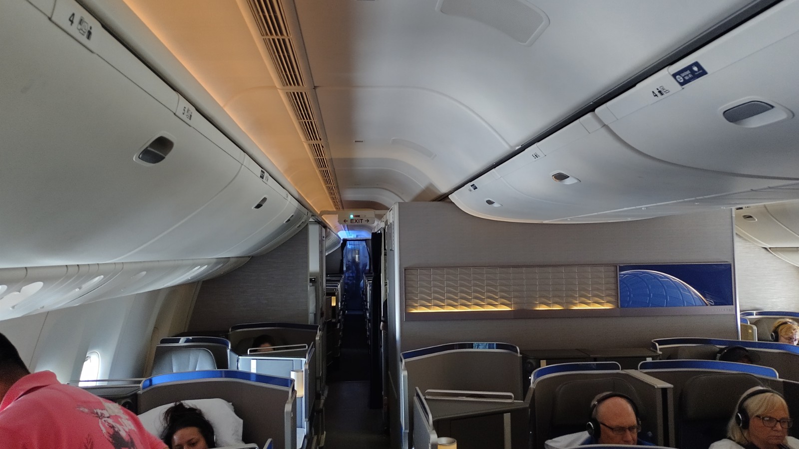 PICTURE OF BUSINESS CLASS SEATING ON UNITEDS 777.