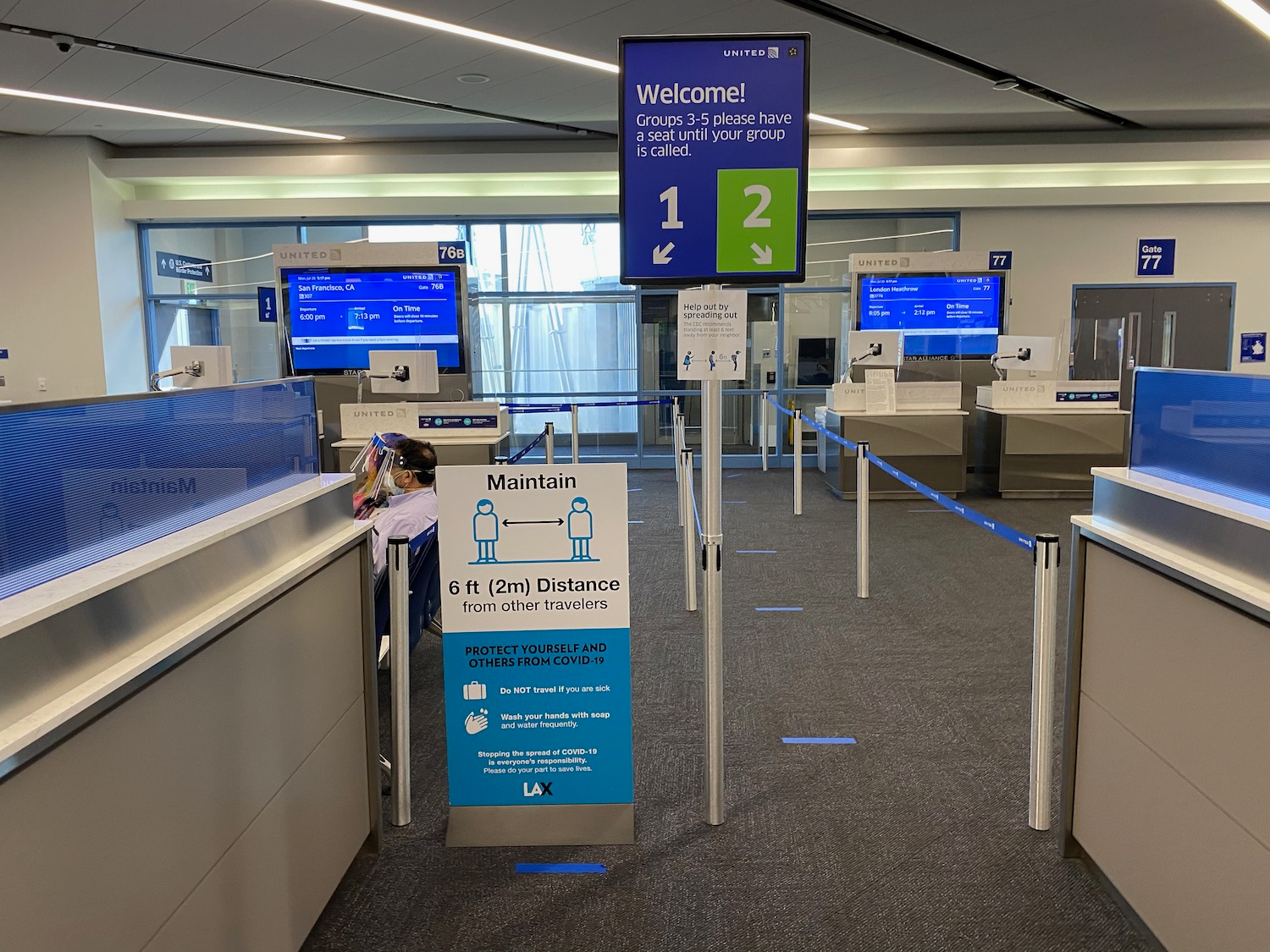 PICTURE OF THE BOARDING LINES AT A UNITED GATE.