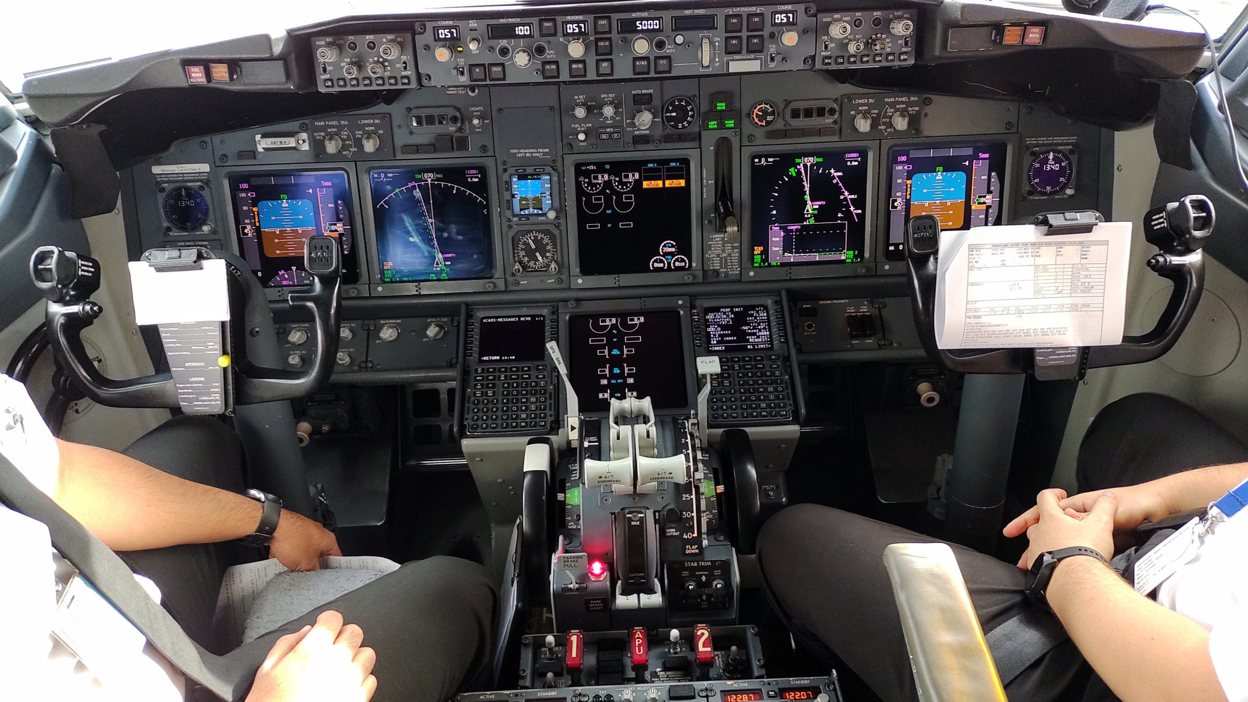 PICTURE OF THE COPA 737 COCKPIT