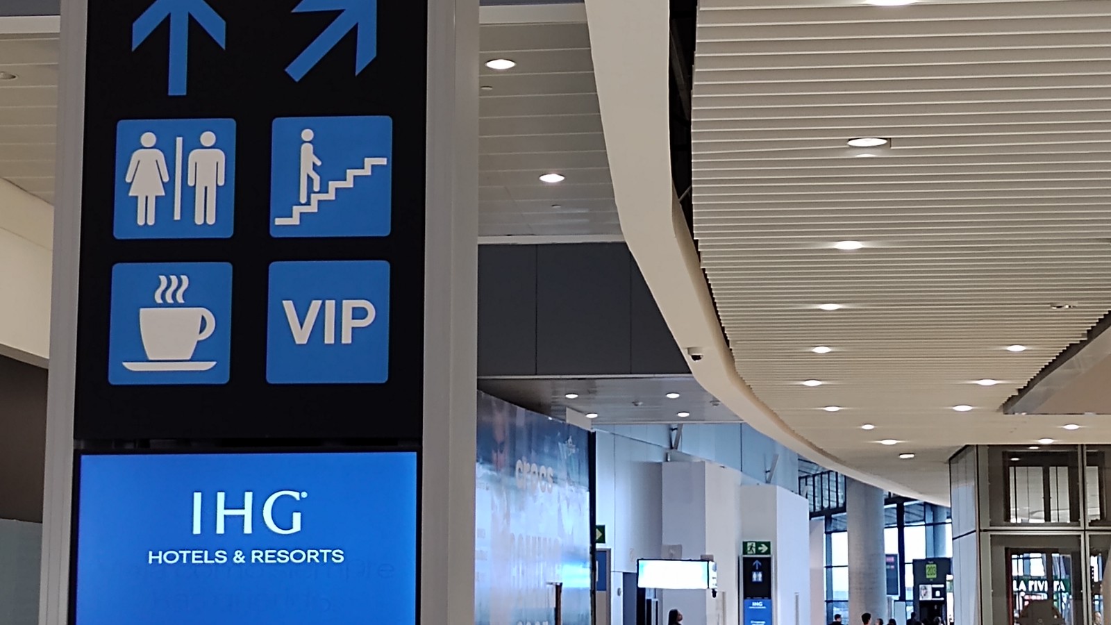 picture of the lobby sign in terminal 2 Panama airport showing the way to the lounge.