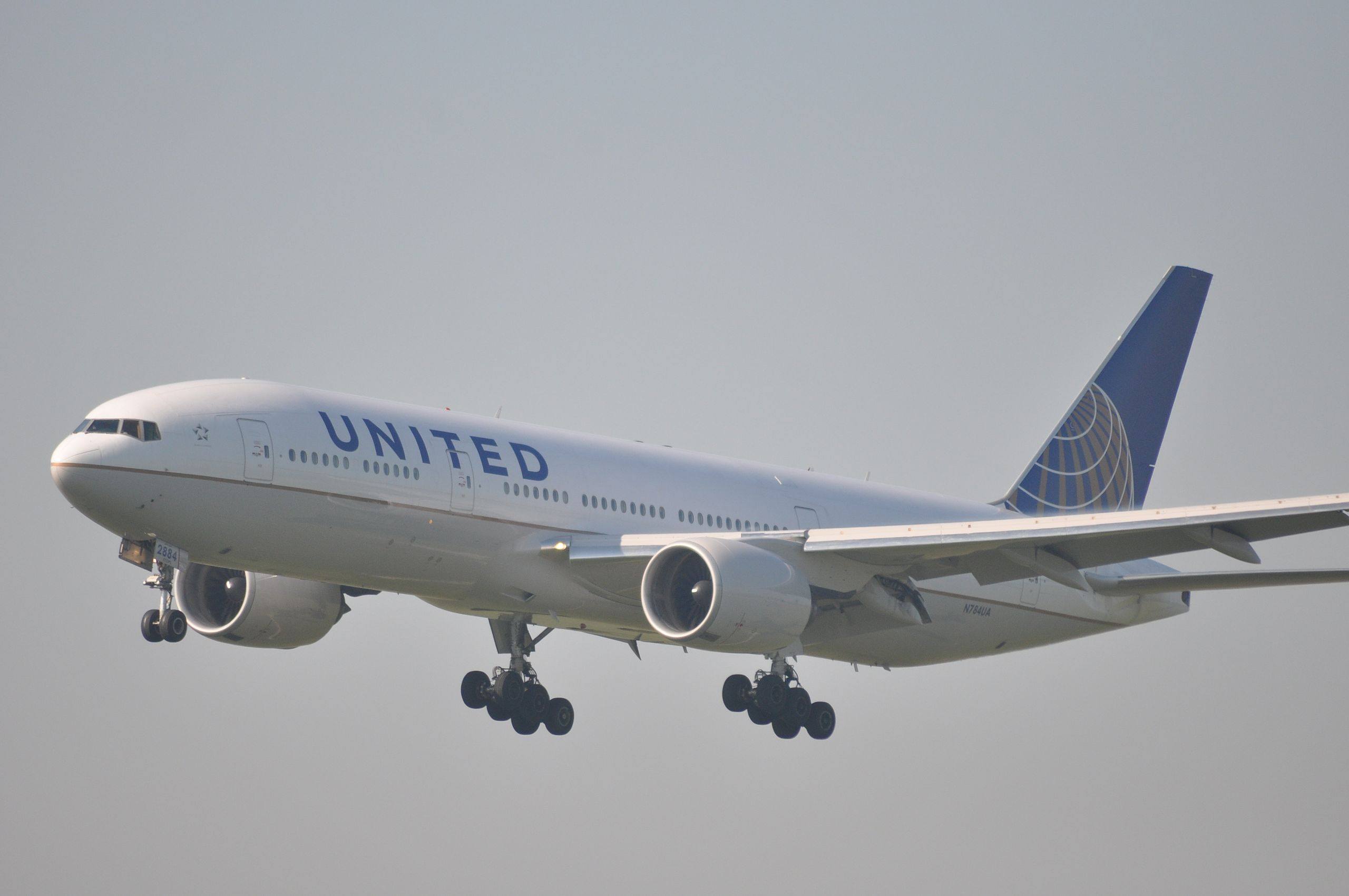 PICTURE OF  A UNITED 777-200.