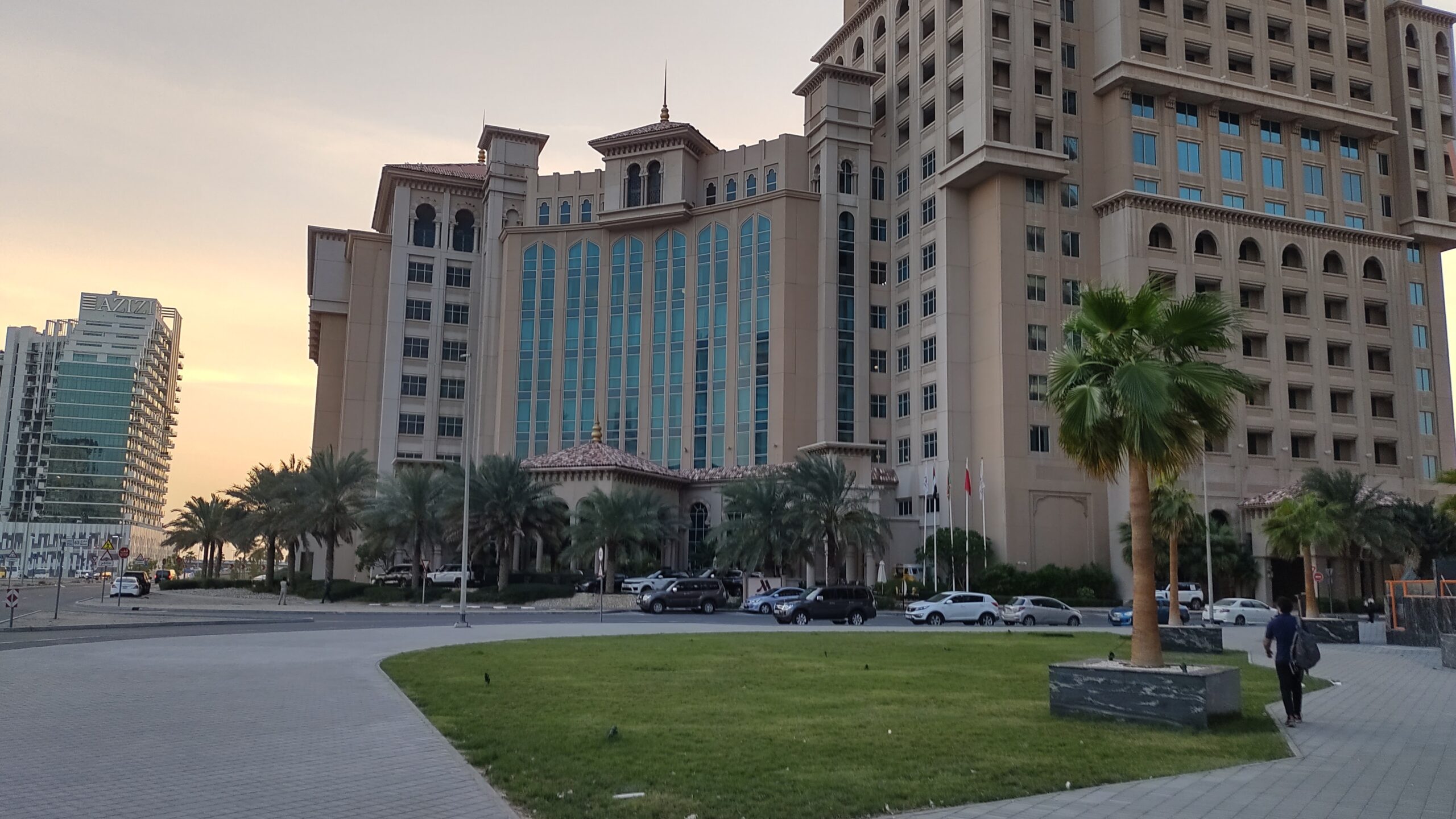 PICTURE OF THE HOTEL FROM ACROSS THE STREET.