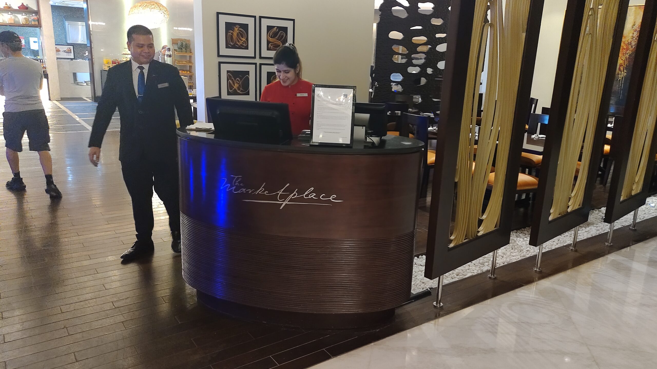 PICTURE OF THE ENTRANCE TO THE MARKETPLACE RESTAURANT AT THE LOBBY LEVEL.