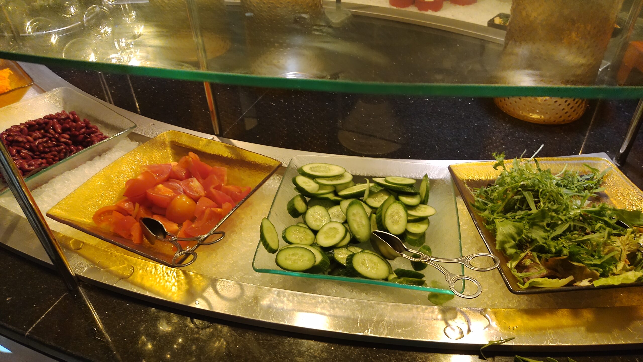PICTURE OF THE SALAD BAR.