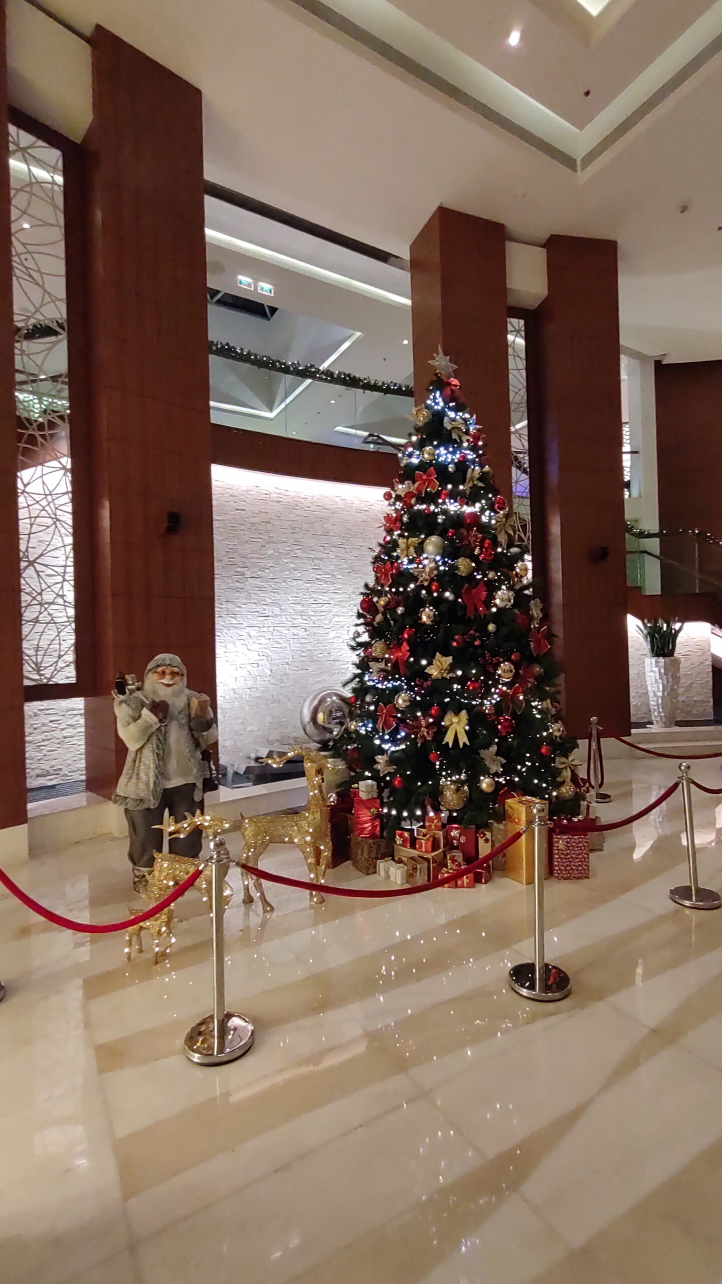 PICTURE OF THE CHRISTMAS TREE IN THE LOBBY.