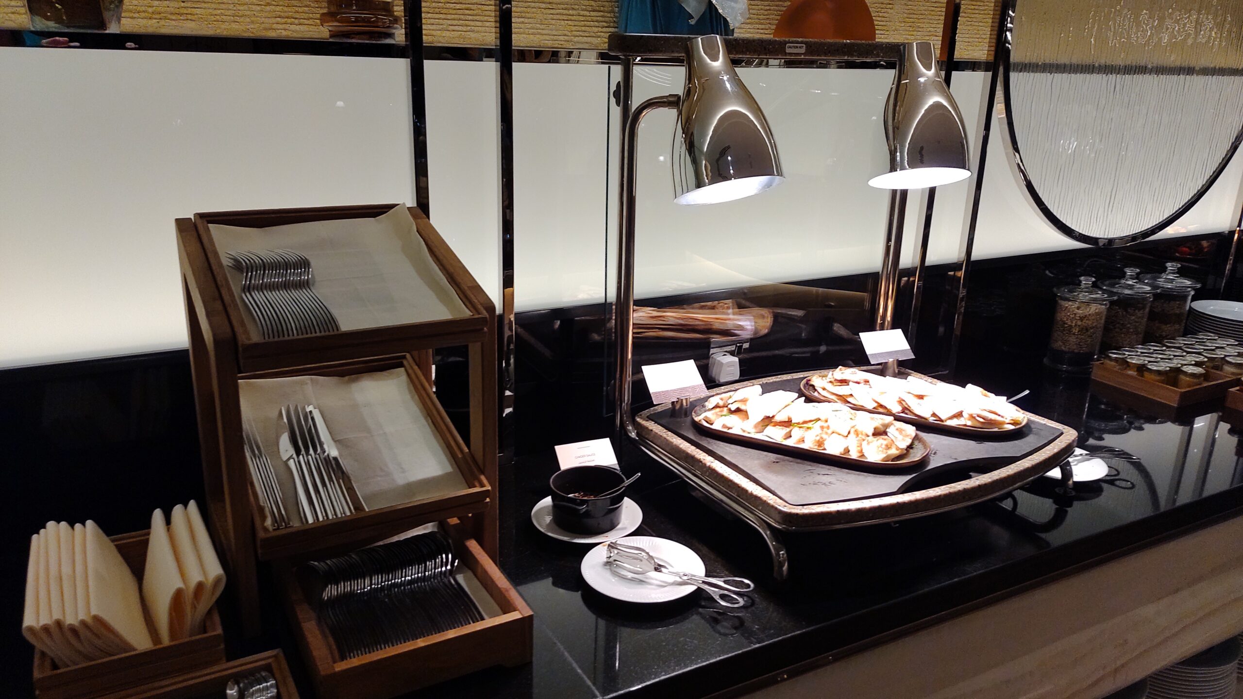 PICTURE OF THE HOT PLATES FINGER FOOD STATION.