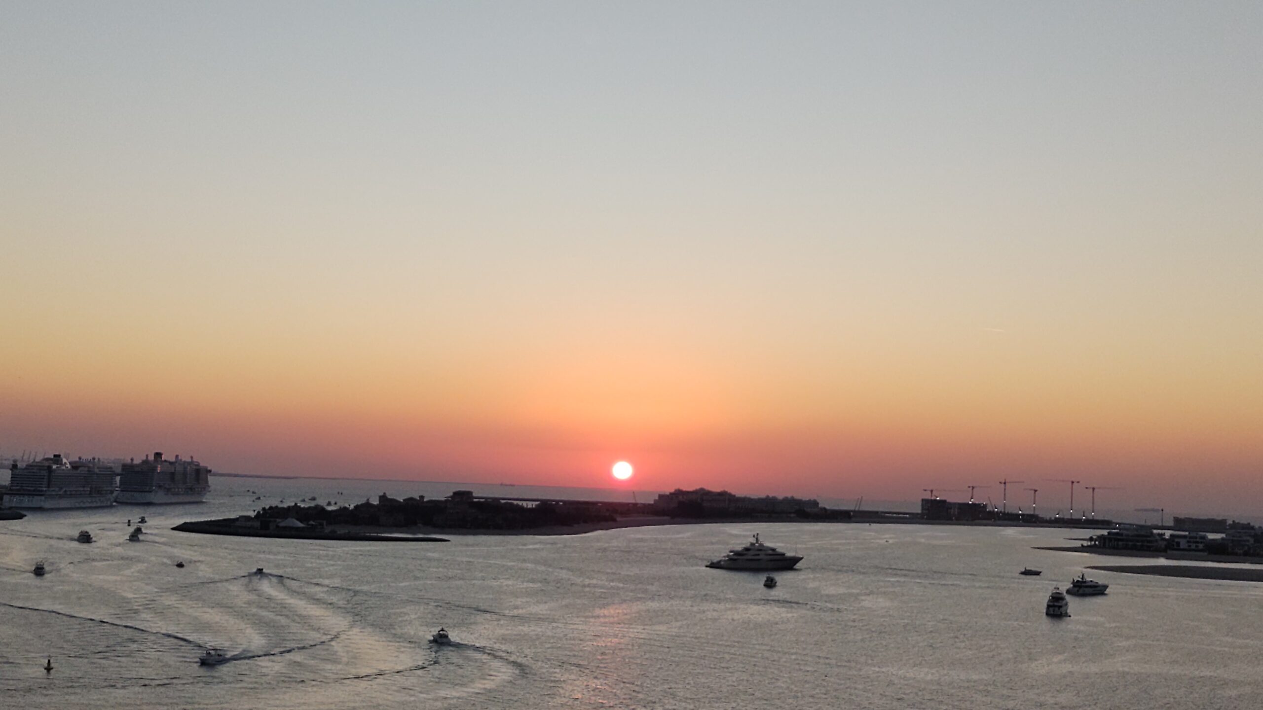 PICTURE OF THE SUN GOING DOWN OVER THE HARBOUR.