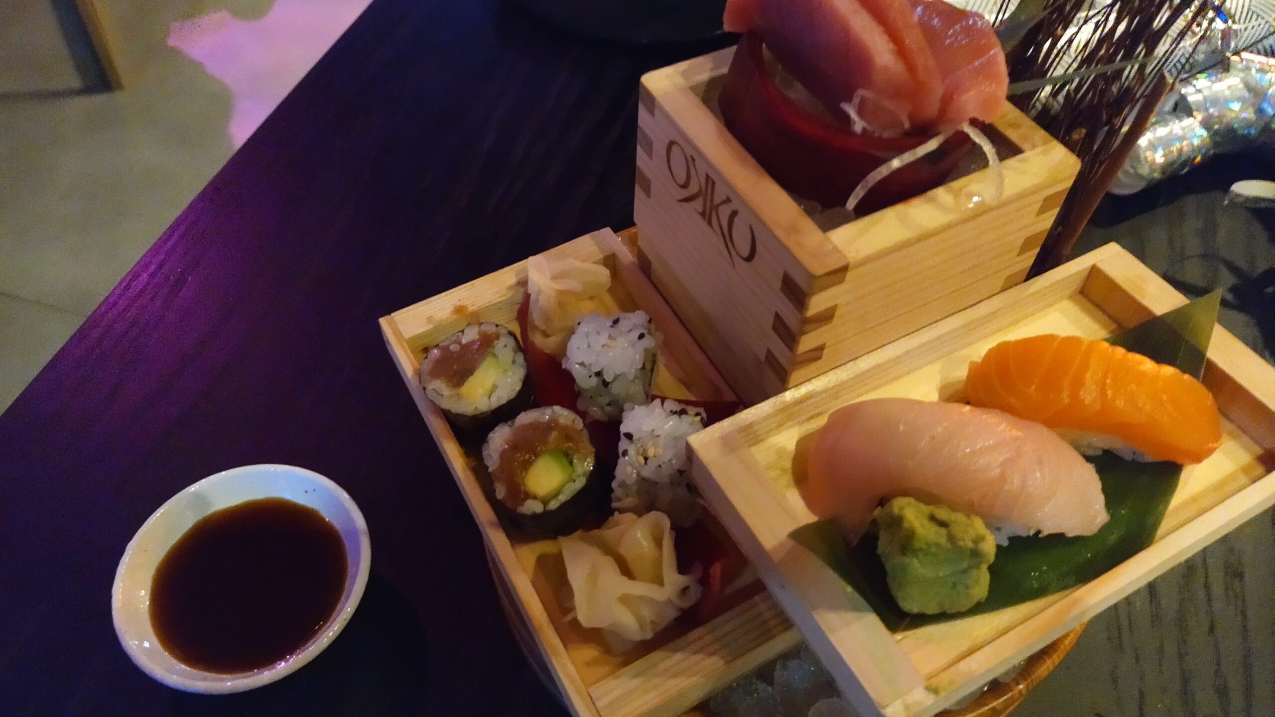 PICTURE OF A SEAFOOD SUSHI PLATTER WITHE RICE CAKES AND WASABI.