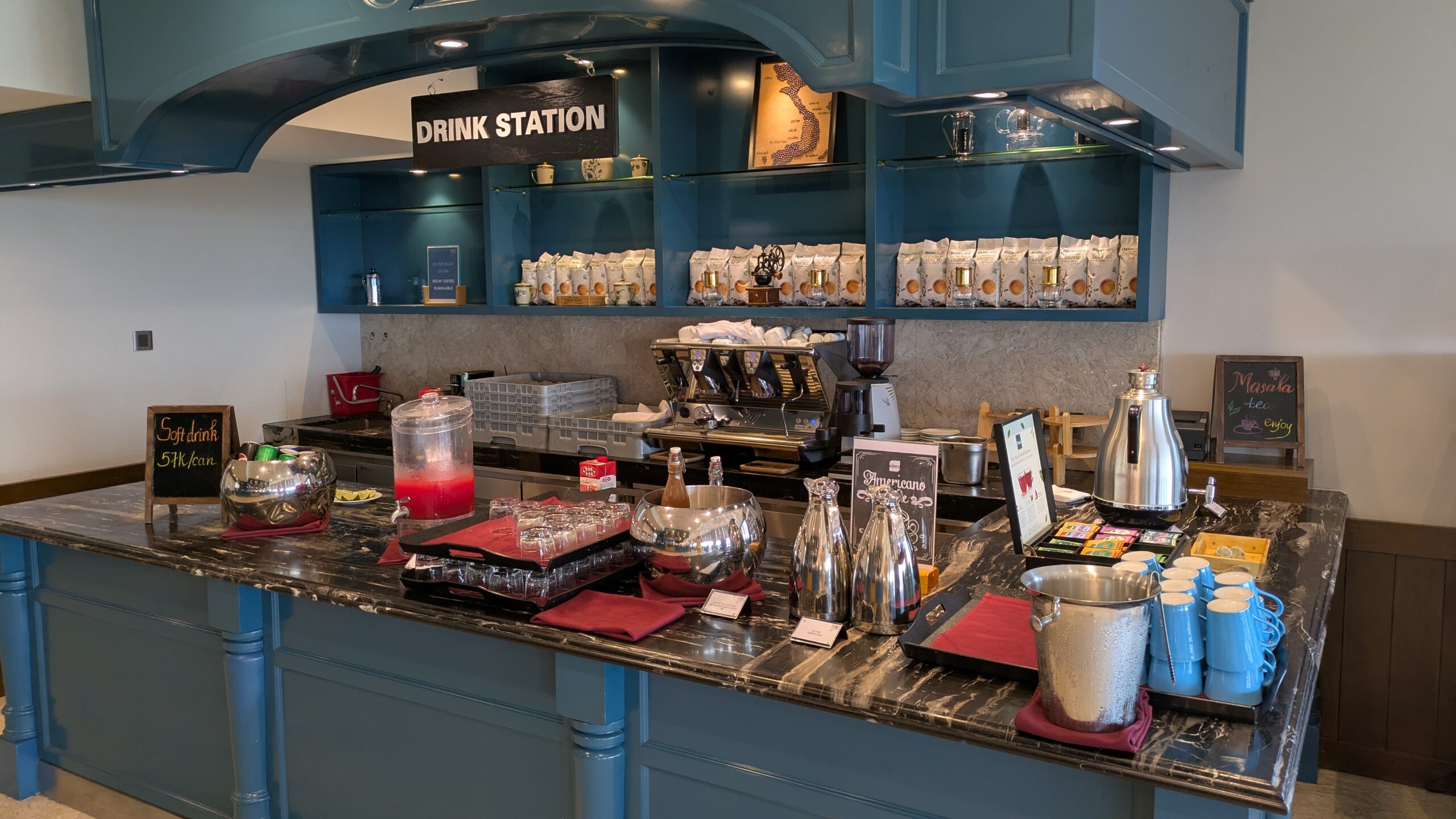 PICTURE OF THE DRINK STATION AT THE BRUNCH.