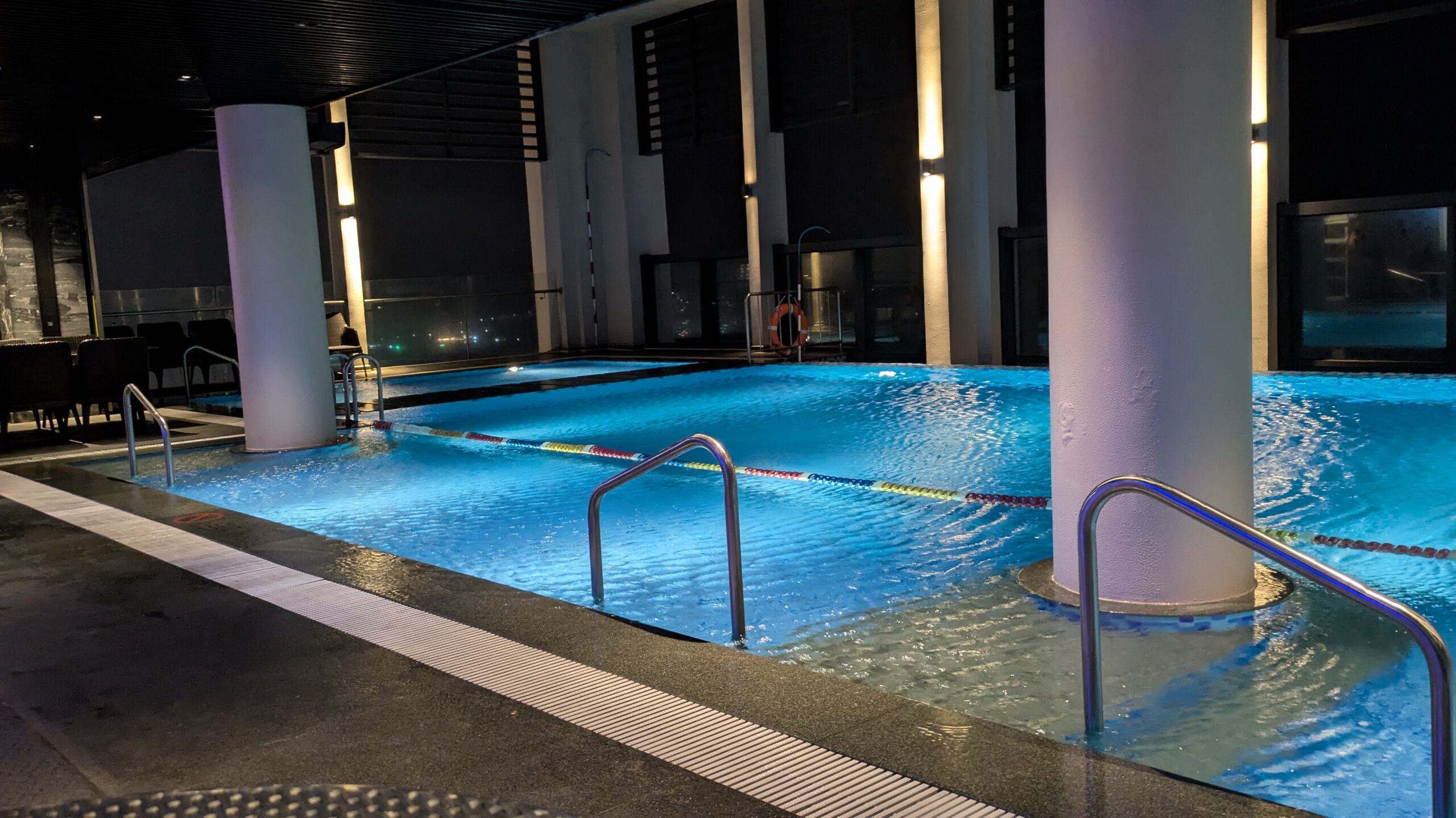 PICTURE OF THE ROOFTOP POOL.