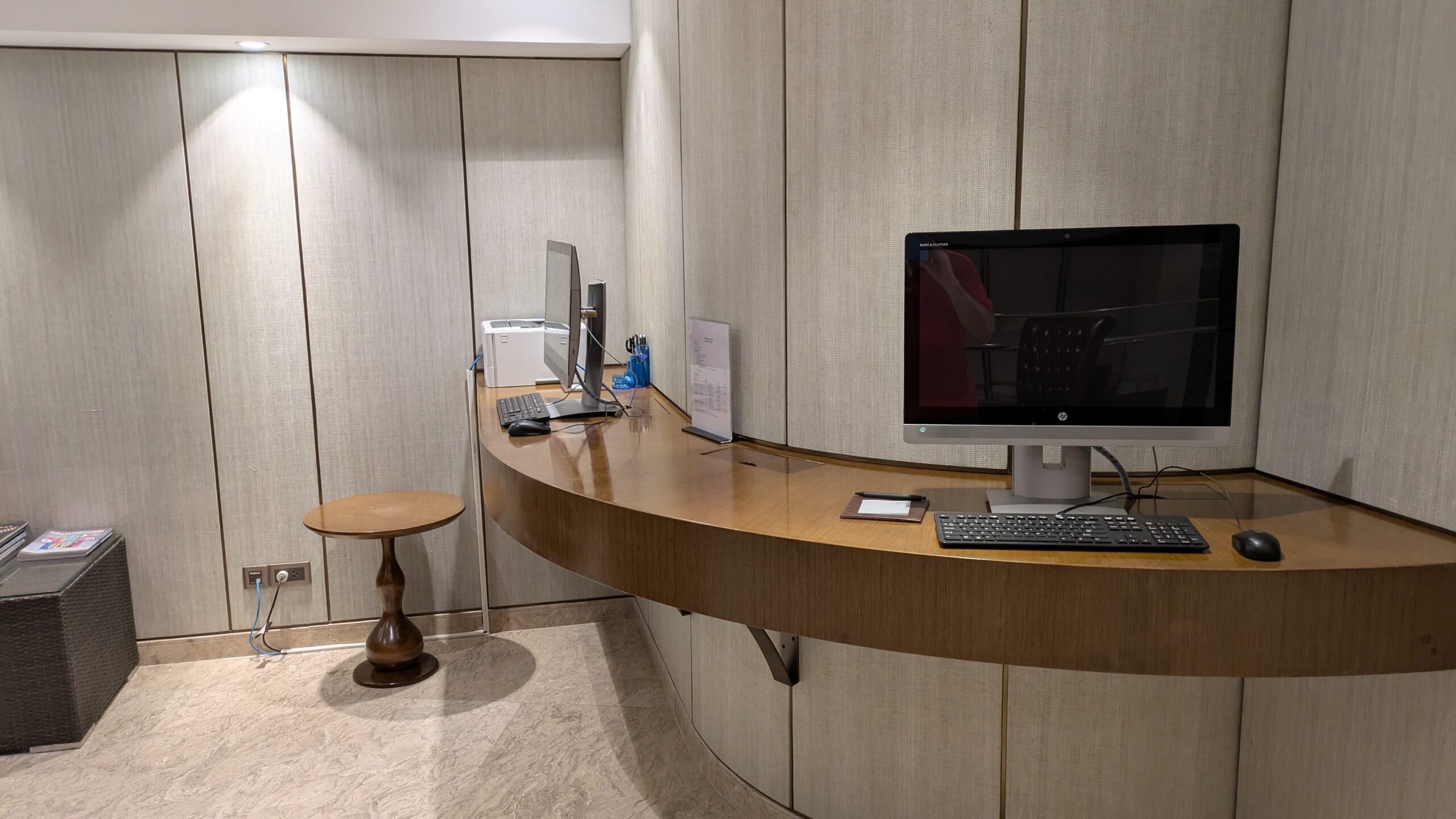 PICTURE OF THE COMPUTERS AND PRINTER AT THE BUSINESS LOUNGE.