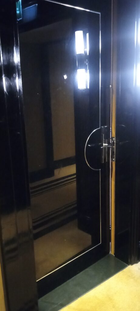 PICTURE OF THE ROOM ENTRANCE DOOR.